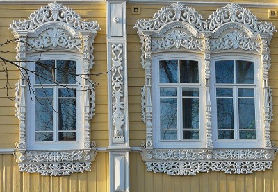 Окна с резными наличниками